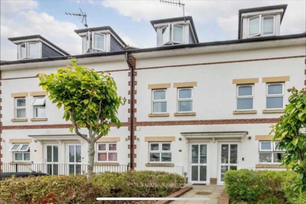 Lovely 4 Bed House Central บอร์นมัธ ภายนอก รูปภาพ